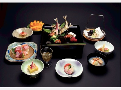 夕食一例（月替り山海会席料理）
