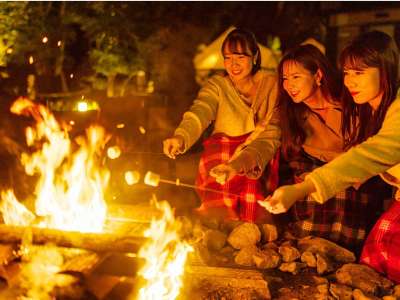 キャンプファイヤーでスモア体験
