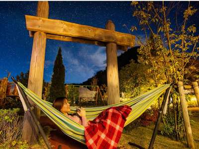 客室備え付けのハンモックで星空観賞（イメージ）