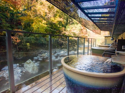 陶器露天風呂（秋）