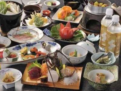 夕食一例（超軟水の温泉水で調理した原泉会席）