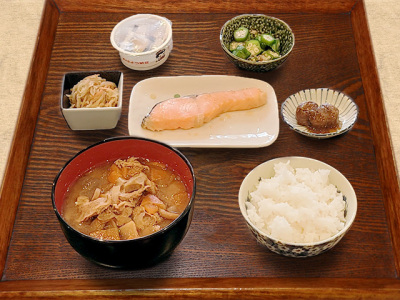 朝食　日替わりで干物が変わります♪