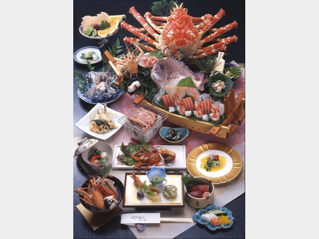 夕食一例(高足ガニ付磯料理)