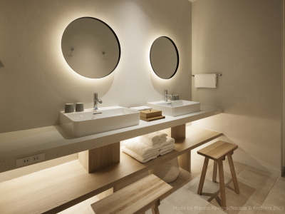 【新客室】カルテットルーム／洗面台では大きな鏡の前でライトに照らされ、まるでモデルになった気分