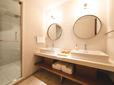 【新客室】温泉露天風呂付スイートルーム／白を基調とし清潔感がありつつ、木の温もりも感じる洗面台