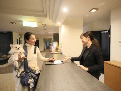 【フロント】愛犬とチェックイン