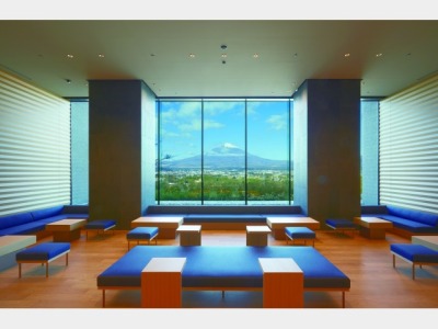 ロビーから眺める富士山