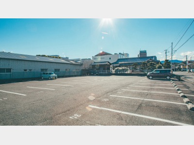 無料駐車場60台