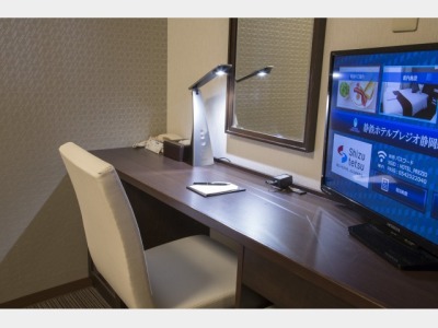 ルーム内デスク回り