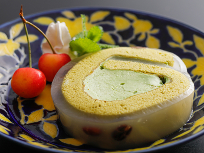 【夕食一例】地元で人気の抹茶と葛の手作りロールケーキ