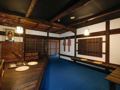 【館内】廊下の一角には趣あるスペースが。