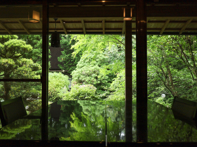 【お食事処：光琳】正面にはお庭を望むことが出来ます。