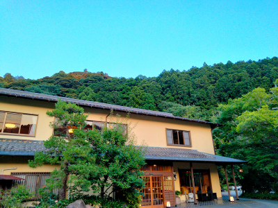 【外観】創業明治27年の歴史の宿：倉真温泉 真砂館へようこそ