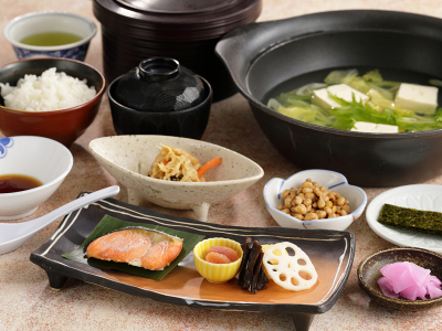 朝食の一例（和定食）お魚、湯豆腐など、バランスを考えた和定食です。