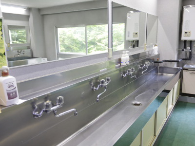 本館の共同洗面所。本館の和室14畳のお部屋にはバス・トイレがありません。共同の洗面所をご利用ください