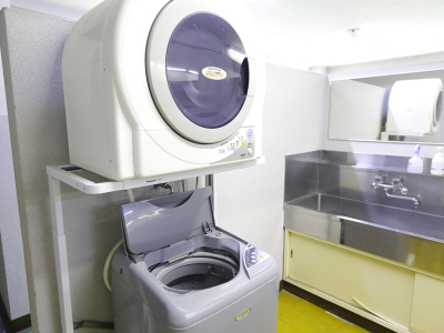 洗濯機・乾燥機 。長期滞在に便利な無料ランドリーもございます。（洗剤は売店で販売しております）