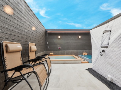 【露天風呂とテントサウナ】全室露天風呂がついており、テントサウナと専用富士山水水風呂がついています。 