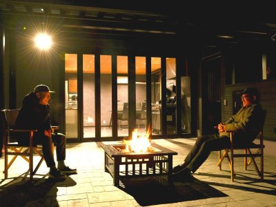 夜は焚き火で特別な時間をお過ごしください。 　