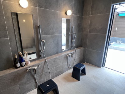 【シャワールーム】屋内に設置されているので天候に左右されずにご利用いただけます。