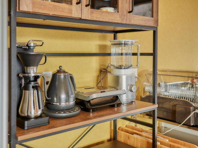 【食器棚】人気ブランドのポットやコーヒーメーカー・ホットプレート・ミキサーをご用意しています。　