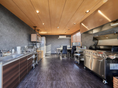 【食事スペース】冷暖房付きなので季節問わず快適に食事ができます。　