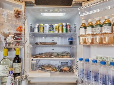 【無料ドリンクの冷蔵庫】豊富な種類をご用意しております。　