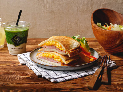 【朝食】ホットサンドとスムージー　