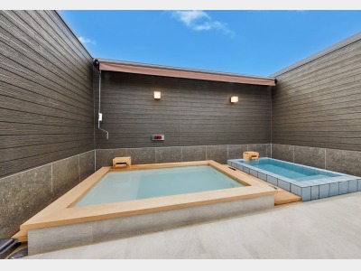 【露天風呂と水風呂】全室露天風呂とプライベートサウナ用の富士山水水風呂が完備されています。 