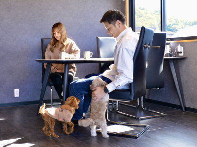 ペットと泊まれるお部屋もご用意しています。ワンちゃんも家族。皆さまで特別な時間をお過ごしください。　