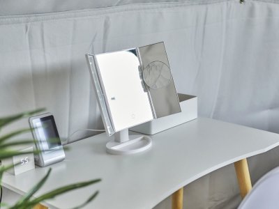 ドーム内のデスクには鏡を設置しております。