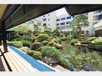 足湯と日本庭園