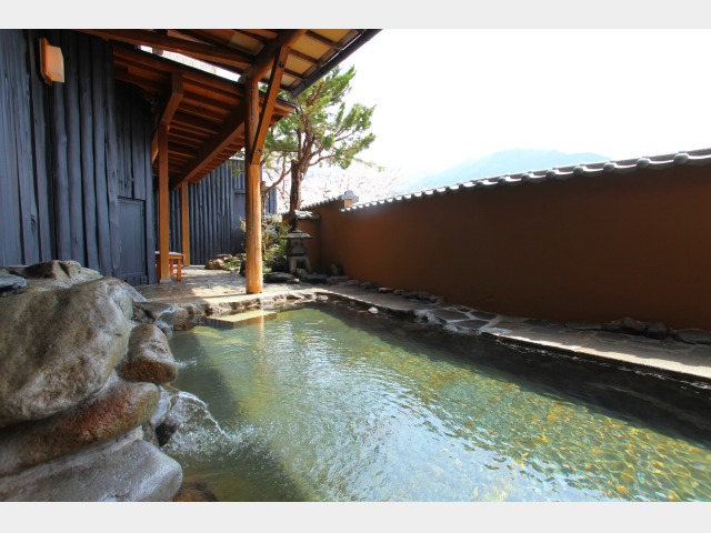 一茶のこみち 美湯の宿 露天風呂(菖蒲の湯)