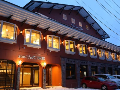 夕暮れ時の外観