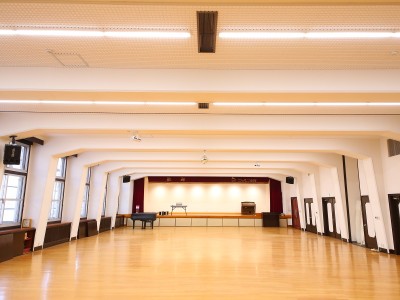 【音楽ホール】床は、桜材を使用。音響が抜群にいい！と好評です