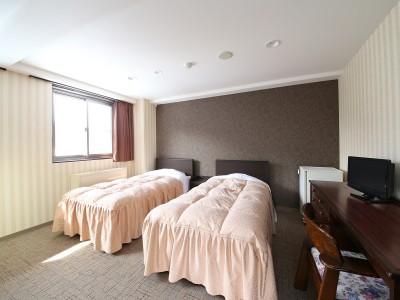 【かもしか館■洋室ツイン（バス付）】窓からは日の光が差し込みます