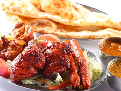 【エスニック料理】『エスニックレストランかもしか』のルンビニセット。焼き立てのナンは最高です！