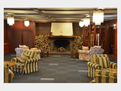 暖炉付きロビー（冬季は暖炉の火でおくつろぎください）