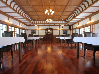 格子天井の美しいお食事会場「Dining」70畳ほどの床は全てかりんの板を使用。