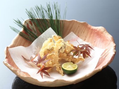 松茸の天ぷら　　松茸の旨味、歯ごたえを堪能できる天ぷら。