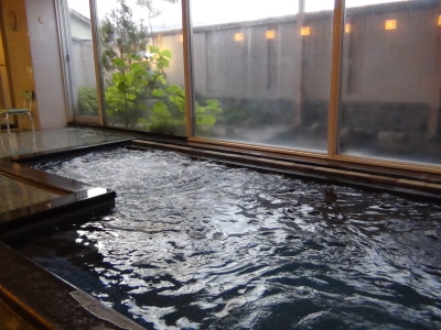 十和田石の大浴場「御殿の湯」