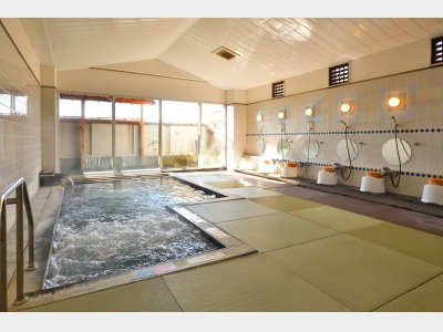 畳とすのこ敷き大浴場（男女入替制）