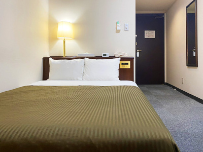 ★ダブルルーム★140cm幅のベッドでおくつろぎ下さい。