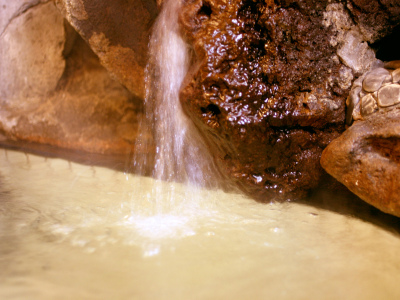 源泉かけ流し、化粧水のような温泉。身体の芯から温まる美肌の名湯です。