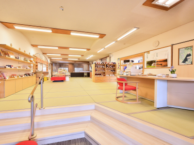 畳敷きのロビー