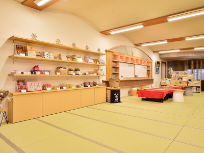 畳敷きのロビー・無料コミック・落書きコーナー