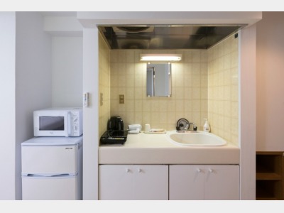 【部屋設備】簡易キッチン、冷凍冷蔵庫、電子レンジ、ケトルあり