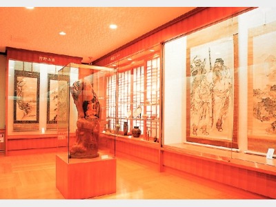 美術品を展示している館内美術館