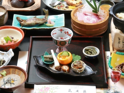＜お料理一例＞山菜・川魚などを中心とした「山里フルコース」