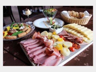 ヨーロッパ山岳地の冬の名物チーズ料理「ラクレット」をお楽しみいただけます。 （冬季のみの営業となります）