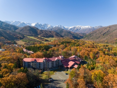 ■和田野の森の紅葉につつまれる秋の白馬東急ホテル